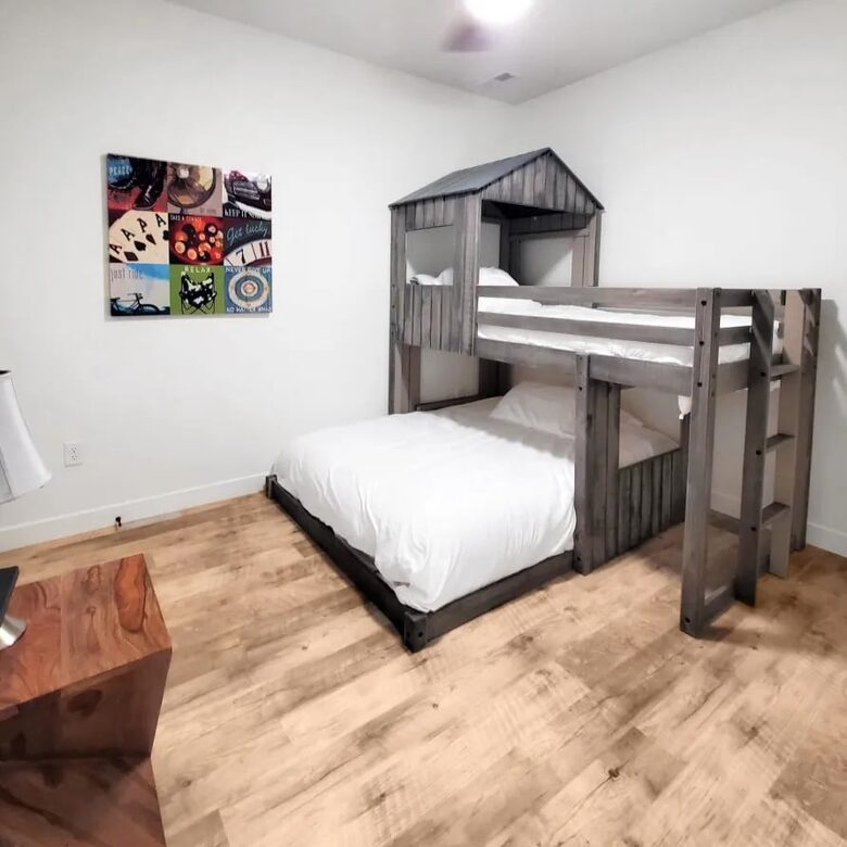 Bright 4BR Retreat with East Lake Views - Arnolds Park, Iowa