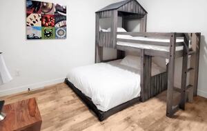 Bright 4BR Retreat with East Lake Views - Arnolds Park, Iowa