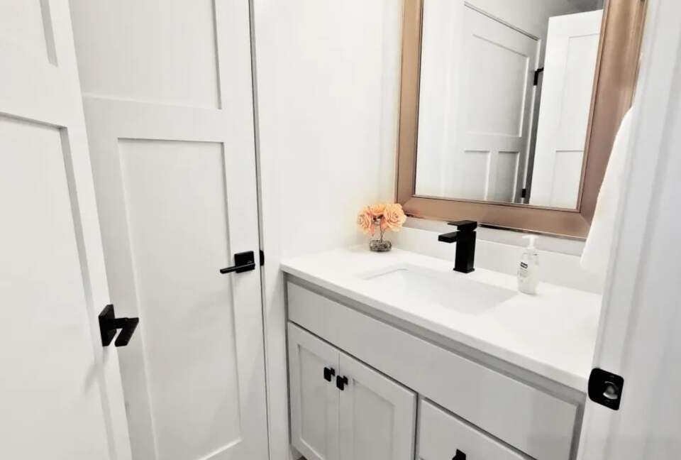 Bright 4BR Retreat with East Lake Views - Arnolds Park, Iowa