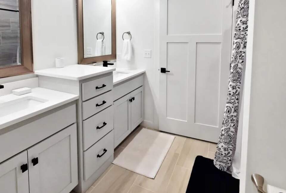 Bright 4BR Retreat with East Lake Views - Arnolds Park, Iowa