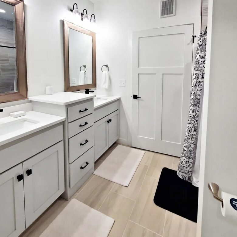 Bright 4BR Retreat with East Lake Views - Arnolds Park, Iowa