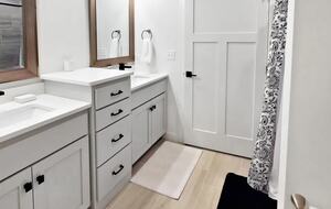 Bright 4BR Retreat with East Lake Views - Arnolds Park, Iowa