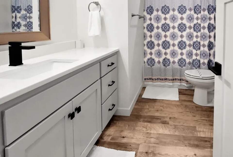 Bright 4BR Retreat with East Lake Views - Arnolds Park, Iowa