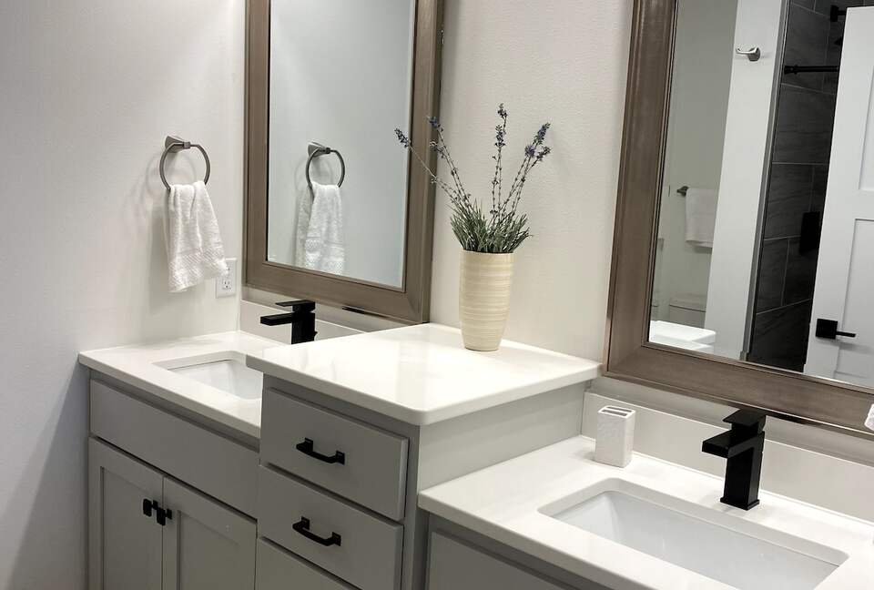 Bright 4BR Retreat with East Lake Views - Arnolds Park, Iowa