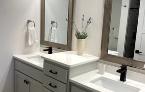 Bright 4BR Retreat with East Lake Views - Arnolds Park, Iowa