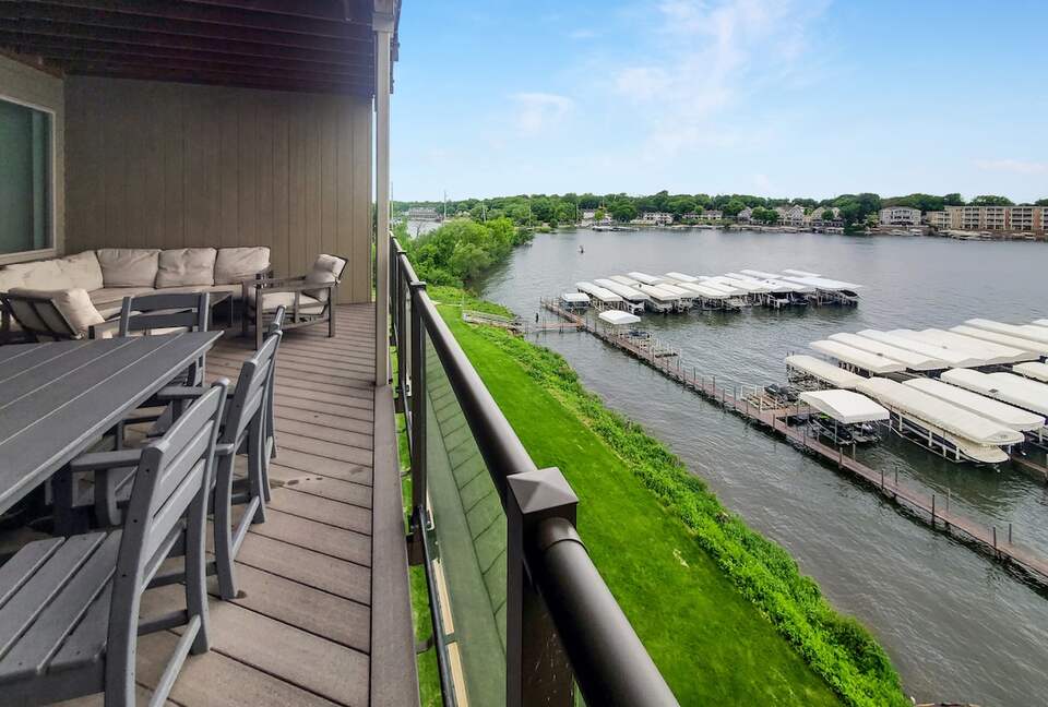 Bright 4BR Retreat with East Lake Views - Arnolds Park, Iowa