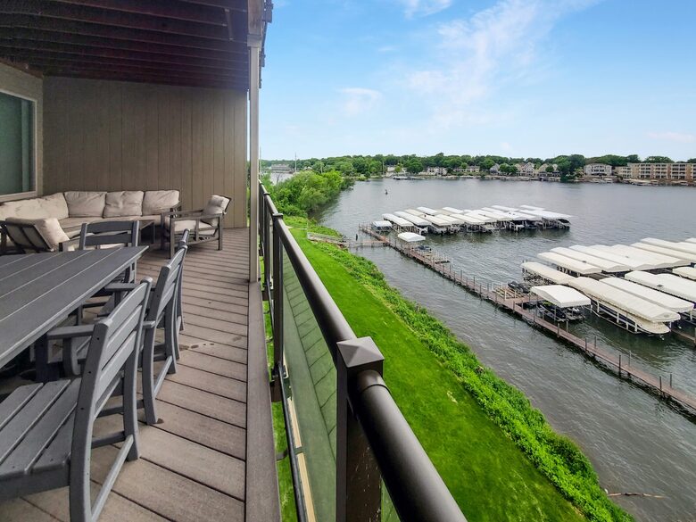 Bright 4BR Retreat with East Lake Views - Arnolds Park, Iowa