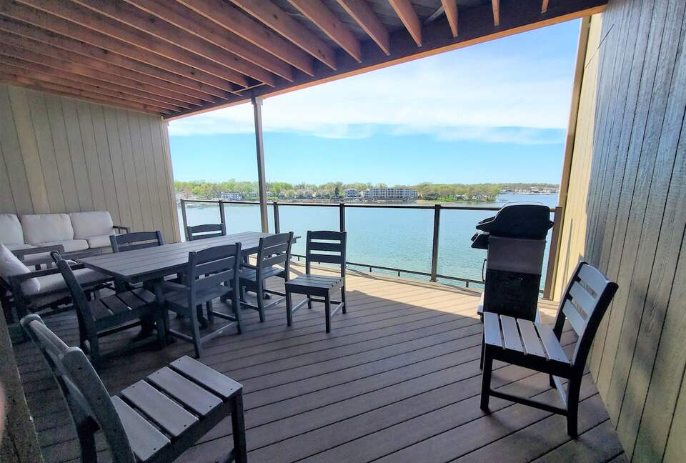 Bright 4BR Retreat with East Lake Views - Arnolds Park, Iowa