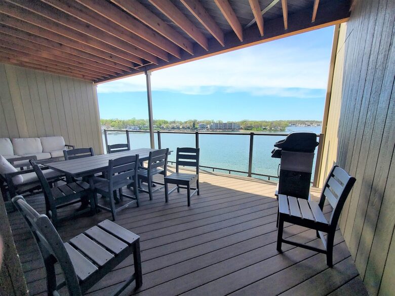 Bright 4BR Retreat with East Lake Views - Arnolds Park, Iowa