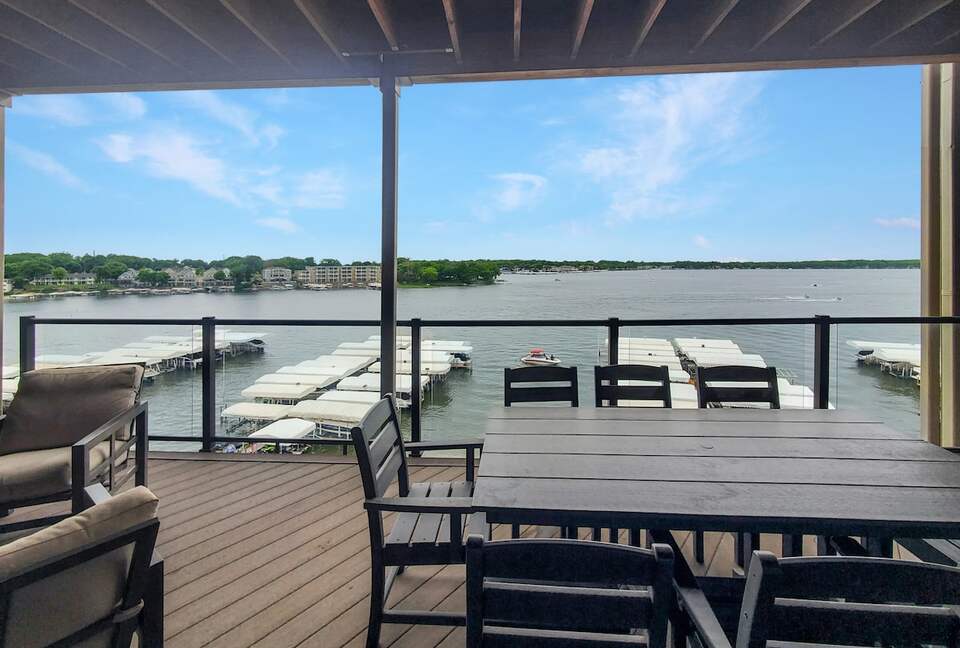 Bright 4BR Retreat with East Lake Views - Arnolds Park, Iowa