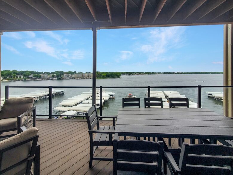 Bright 4BR Retreat with East Lake Views - Arnolds Park, Iowa