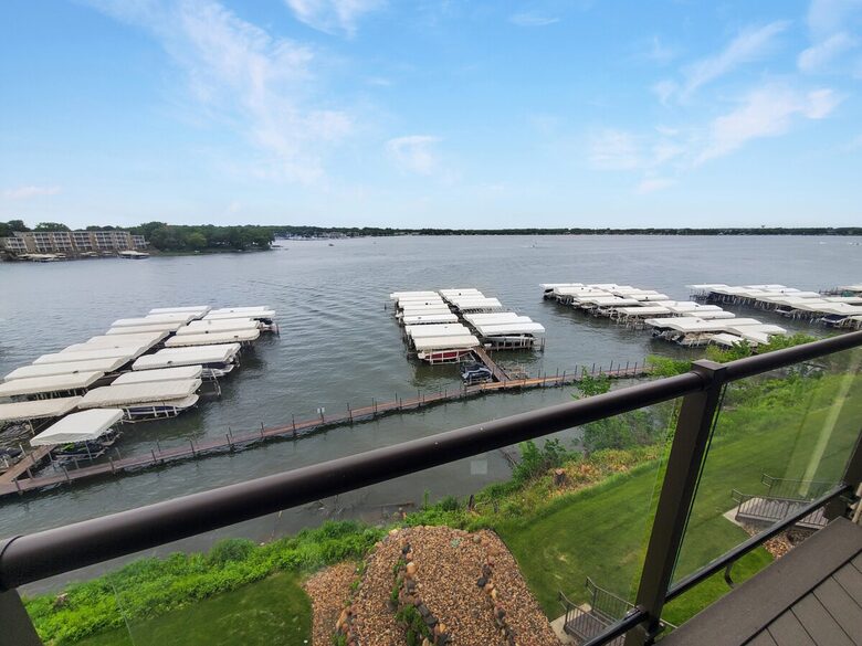 Bright 4BR Retreat with East Lake Views - Arnolds Park, Iowa