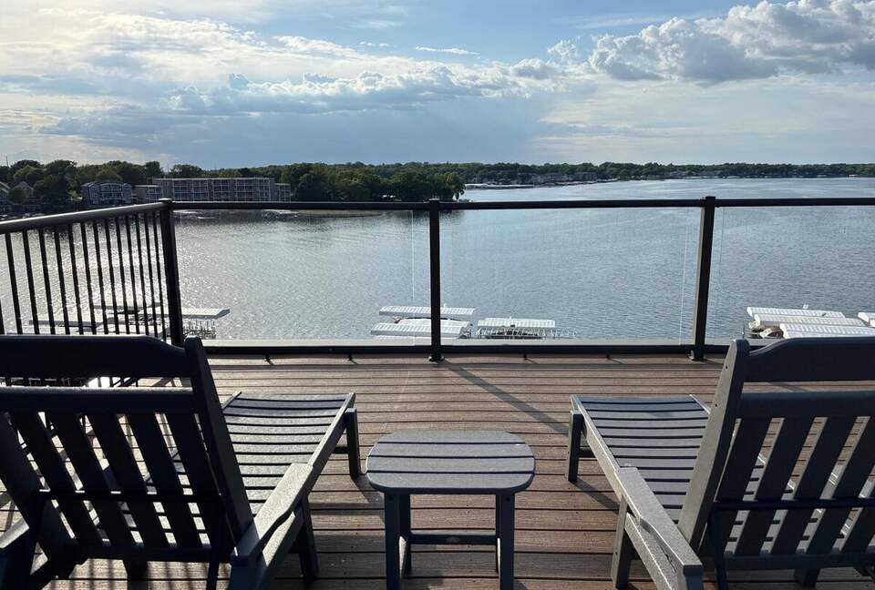 Bright 4BR Retreat with East Lake Views - Arnolds Park, Iowa