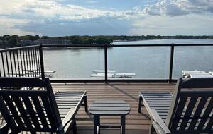 Bright 4BR Retreat with East Lake Views - Arnolds Park, Iowa