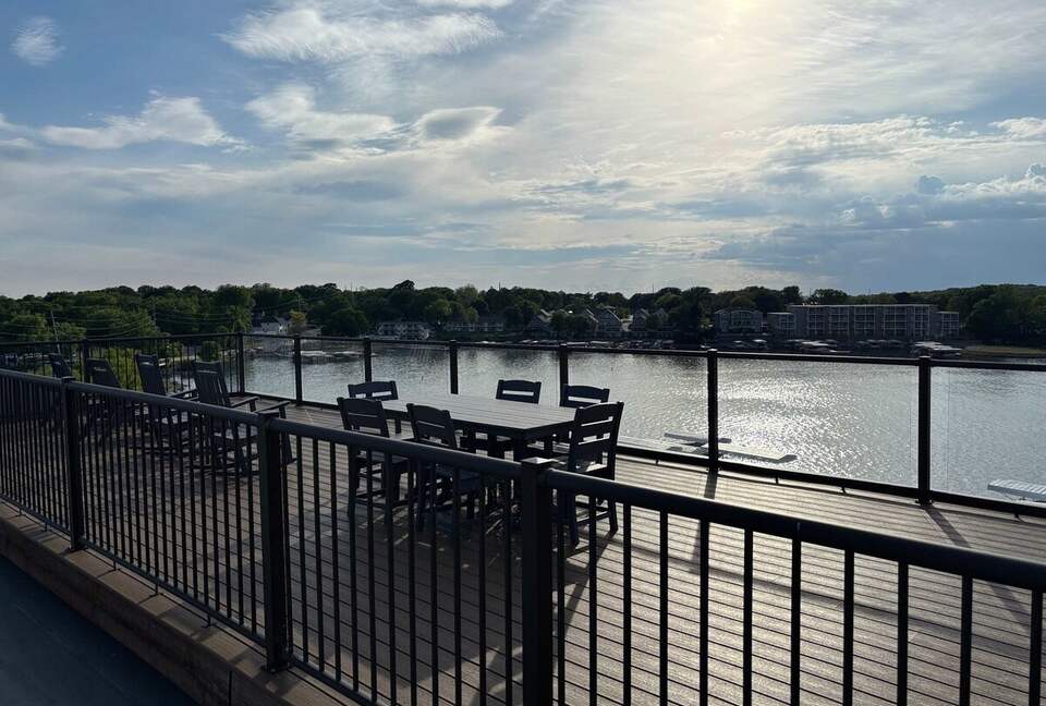 Bright 4BR Retreat with East Lake Views - Arnolds Park, Iowa