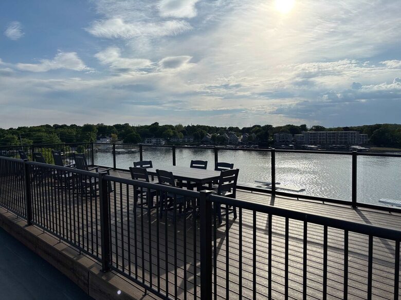 Bright 4BR Retreat with East Lake Views - Arnolds Park, Iowa