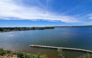 Bright 4BR Retreat with East Lake Views - Arnolds Park, Iowa