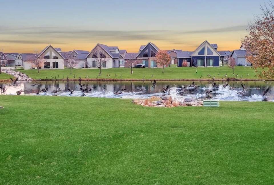 Bright 4BR Retreat with East Lake Views - Arnolds Park, Iowa