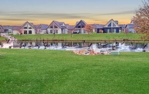 Bright 4BR Retreat with East Lake Views - Arnolds Park, Iowa