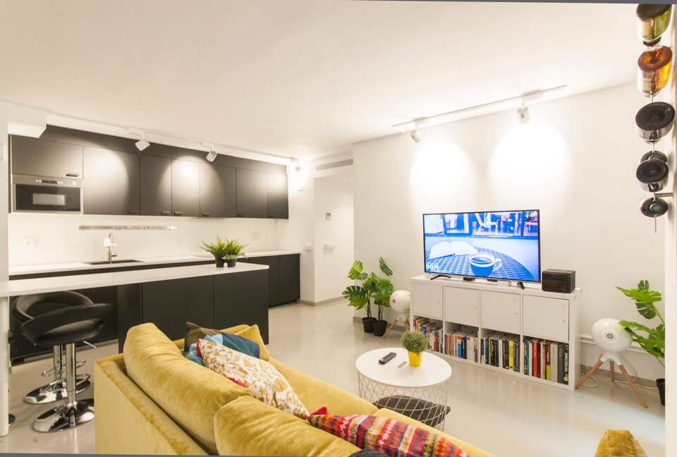 Spacious Two-Level Retreat in Central Barcelona - Barcelona, Spain