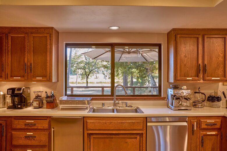 Howell Mountain Vineyard Retreat - Angwin, California