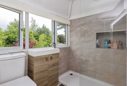 A Gracious Family Home in a Prestigious Semi-Rural Setting - Farnham, United Kingdom