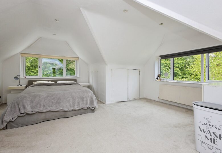 A Gracious Family Home in a Prestigious Semi-Rural Setting - Farnham, United Kingdom