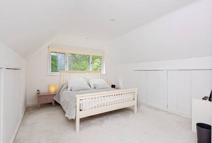 A Gracious Family Home in a Prestigious Semi-Rural Setting - Farnham, United Kingdom