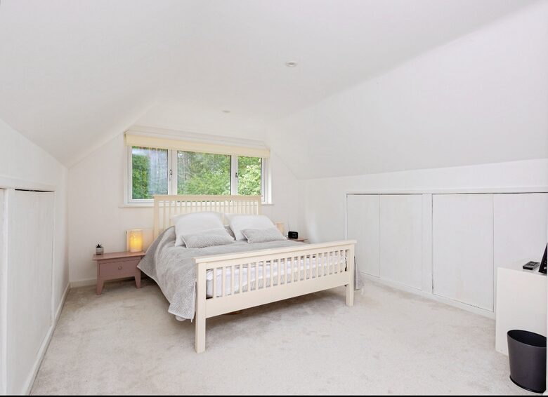 A Gracious Family Home in a Prestigious Semi-Rural Setting - Farnham, United Kingdom