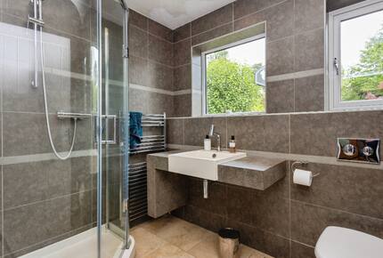 A Gracious Family Home in a Prestigious Semi-Rural Setting - Farnham, United Kingdom