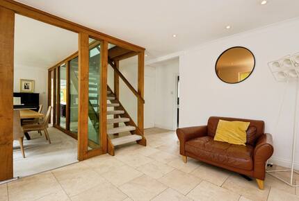 A Gracious Family Home in a Prestigious Semi-Rural Setting - Farnham, United Kingdom