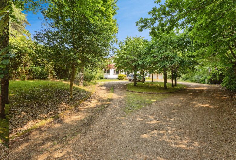 A Gracious Family Home in a Prestigious Semi-Rural Setting - Farnham, United Kingdom