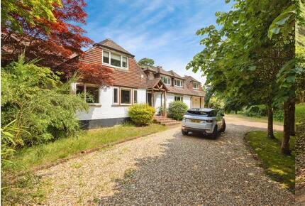 A Gracious Family Home in a Prestigious Semi-Rural Setting - Farnham, United Kingdom