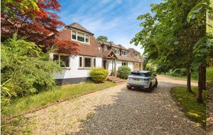 A Gracious Family Home in a Prestigious Semi-Rural Setting - Farnham, United Kingdom