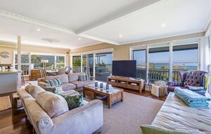 Refined Coastal Haven Near Dawesville’s Best Beaches - Dawesville, Australia