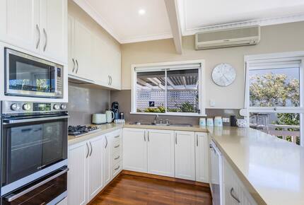 Refined Coastal Haven Near Dawesville’s Best Beaches - Dawesville, Australia