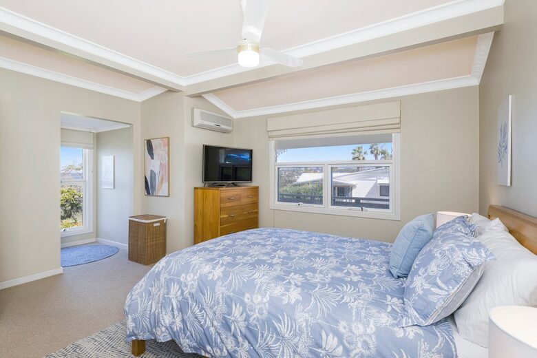 Refined Coastal Haven Near Dawesville’s Best Beaches - Dawesville, Australia