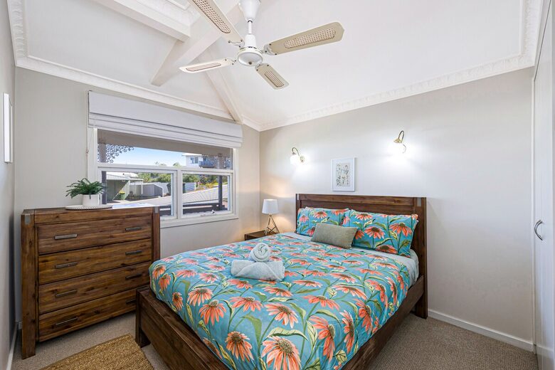 Refined Coastal Haven Near Dawesville’s Best Beaches - Dawesville, Australia