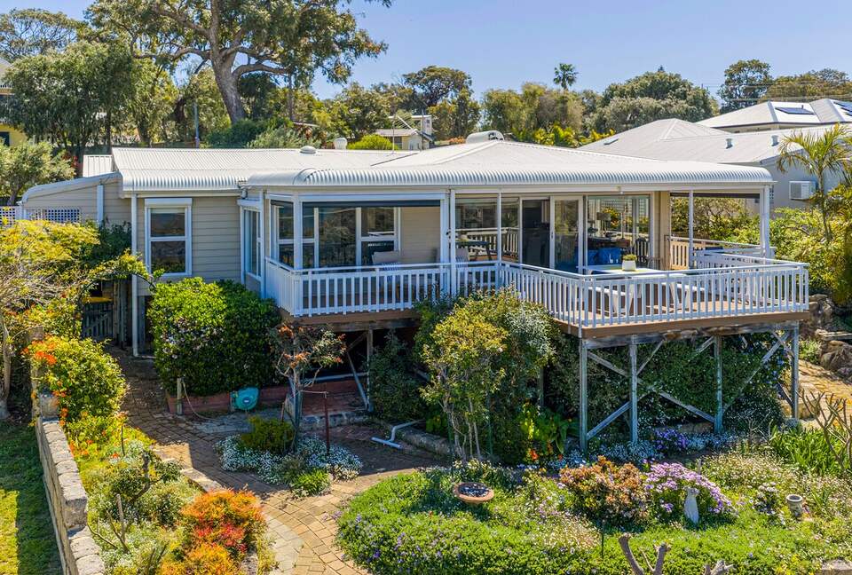 Refined Coastal Haven Near Dawesville’s Best Beaches - Dawesville, Australia