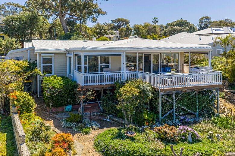Refined Coastal Haven Near Dawesville’s Best Beaches - Dawesville, Australia
