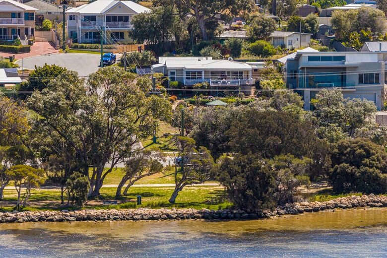 Refined Coastal Haven Near Dawesville’s Best Beaches - Dawesville, Australia