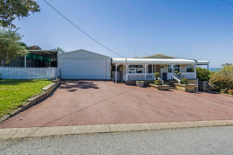 Refined Coastal Haven Near Dawesville’s Best Beaches - Dawesville, Australia