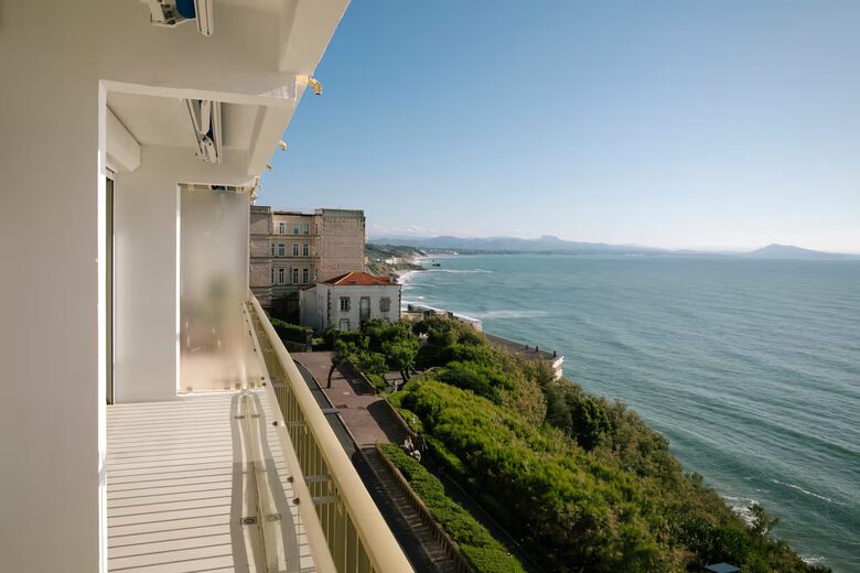 Refined Oceanfront Apartment Above Côte des Basques - Biarritz, France