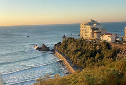 Refined Oceanfront Apartment Above Côte des Basques - Biarritz, France