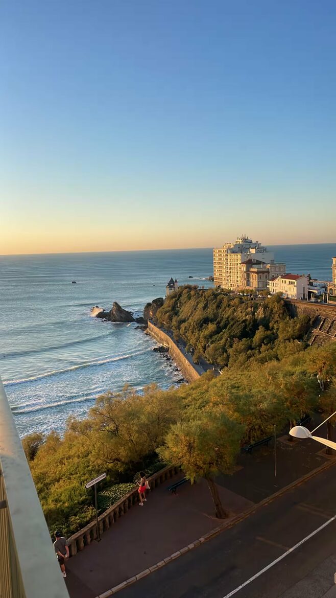 Refined Oceanfront Apartment Above Côte des Basques - Biarritz, France
