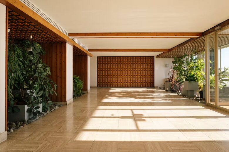 Refined Oceanfront Apartment Above Côte des Basques - Biarritz, France