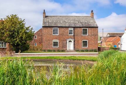 Graceful Georgian Farmhouse Overlooking the Village Green - Askham Richard, York, United Kingdom