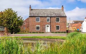 Graceful Georgian Farmhouse Overlooking the Village Green - Askham Richard, York, United Kingdom
