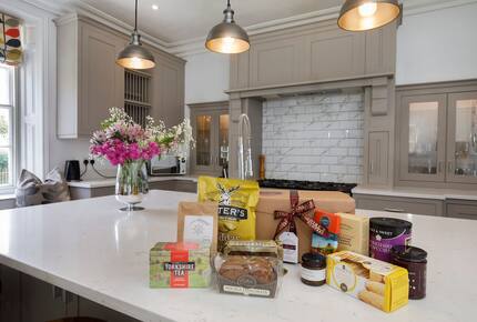 Graceful Georgian Farmhouse Overlooking the Village Green - Askham Richard, York, United Kingdom