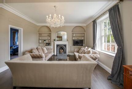 Graceful Georgian Farmhouse Overlooking the Village Green - Askham Richard, York, United Kingdom